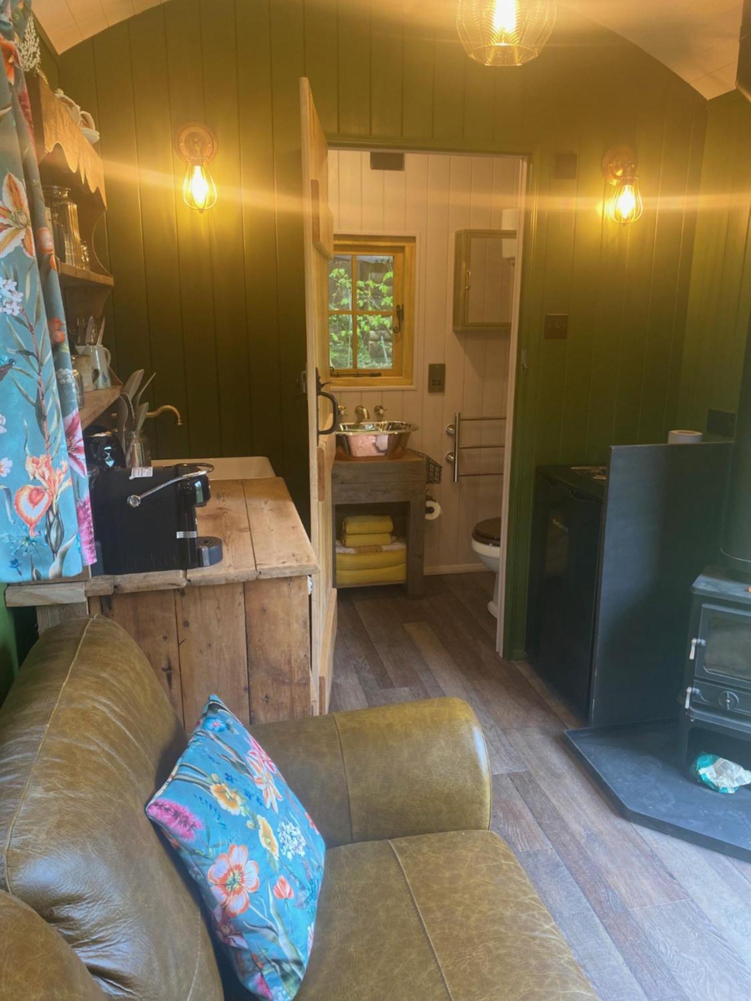 The Goose Nest Luxury Lakeside Shepherd Hut In Cardinham Woods, Cornwall 外观 照片